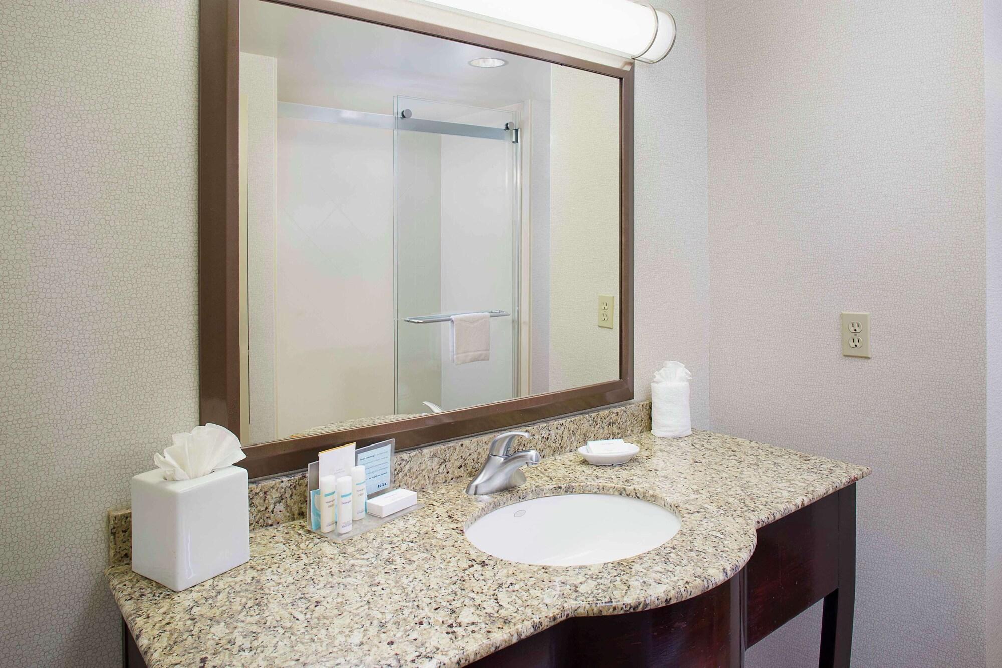 Hampton Inn By Hilton Garden City Long Island Ngoại thất bức ảnh